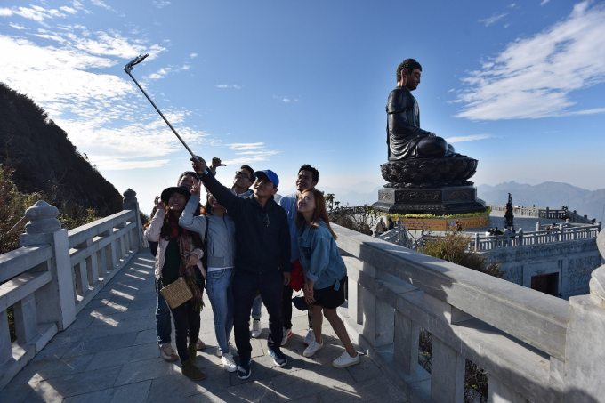 Xem clip hot của &ldquo;th&aacute;m tử&rdquo; Ho&agrave;i Linh, đổ x&ocirc; check- in nơi t&igrave;m ra c&aacute;c sao đi lạc