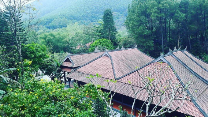 Khung cảnh ch&ugrave;a Huyền Kh&ocirc;ng Sơn Thượng lưng chừng giữa n&uacute;i đồi.