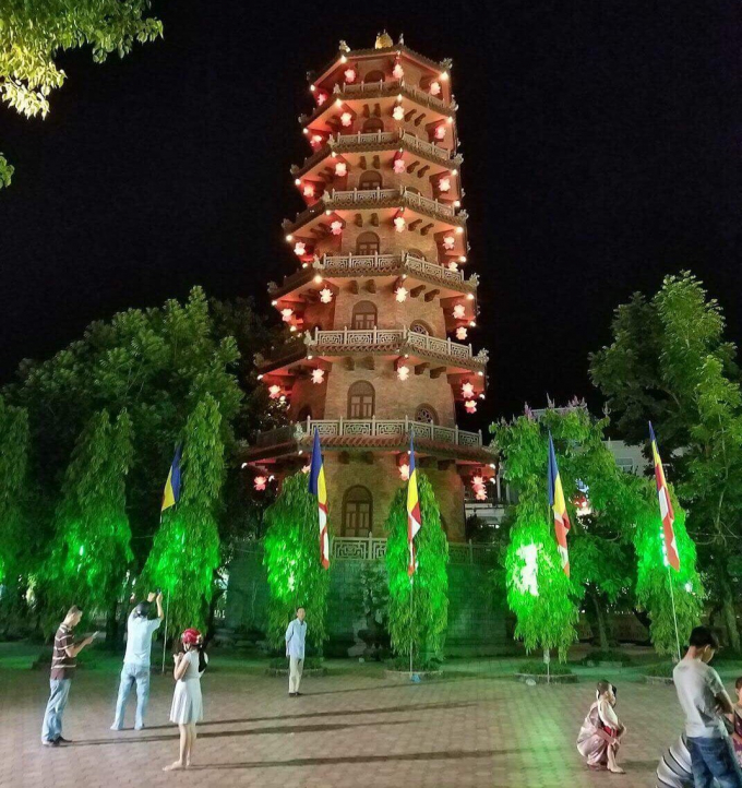 Th&aacute;p 7 tầng ch&ugrave;a Từ Đ&agrave;m nổi bật giữa th&agrave;nh phố khi đ&ecirc;m về.