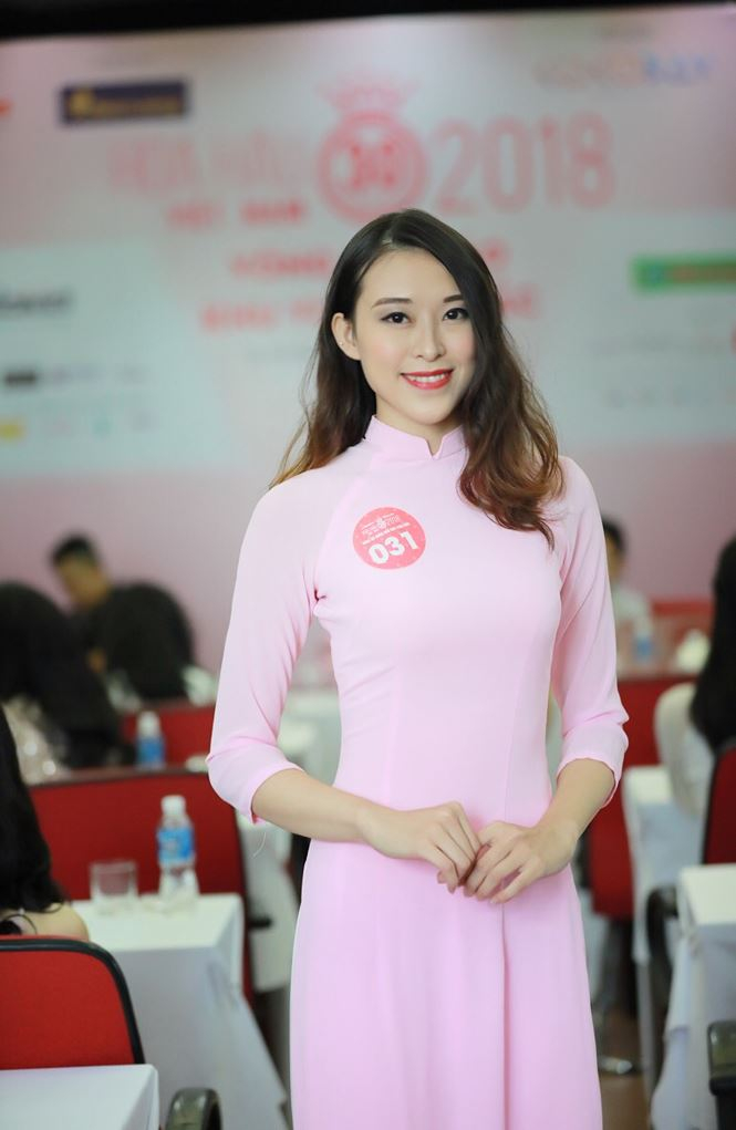 Phan Thị Thu Trang c&ograve;n nhiều bỡ ngỡ khi lần đầu ti&ecirc;n tham dự cuộc thi nhan sắc. Ảnh: Hồng Vĩnh.