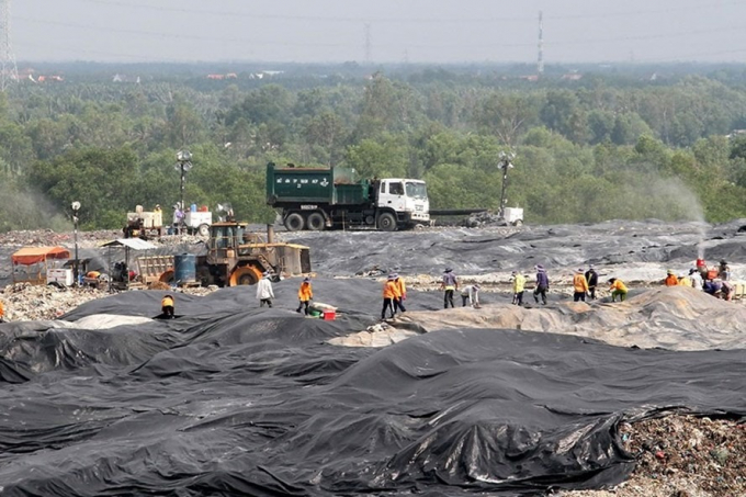 C&ocirc;ng nh&acirc;n đang l&agrave;m việc tại B&atilde;i r&aacute;c Đa Phước. Ảnh: H.H.