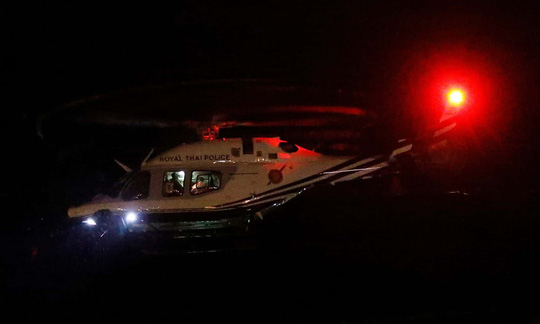 Trực thăng đưa nh&oacute;m thiếu ni&ecirc;n rời khỏi hang Tham Luang. (Ảnh: Reuters)