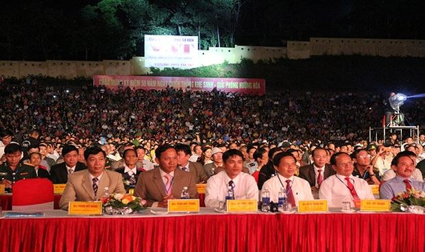 Đ&ocirc;ng đảo c&aacute;n bộ, nh&acirc;n d&acirc;n đến tham dự chương tr&igrave;nh Kỷ niệm 50 năm chiến thắng Khe Sanh, giải ph&oacute;ng huyện Hướng H&oacute;a, d&ugrave; trời mưa rả r&iacute;ch.