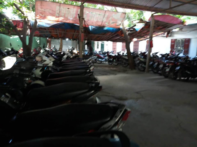 B&atilde;i xe trước cổng đại học Mỏ - Địa chất.