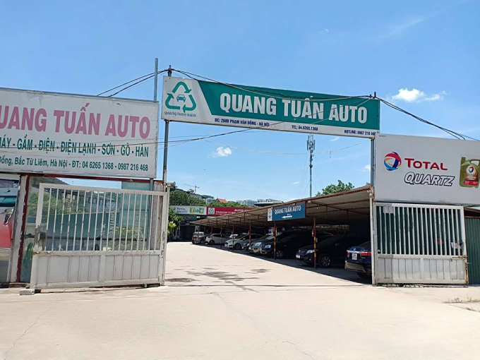 B&atilde;i xe tại cổng khu đ&ocirc; thị Resco.