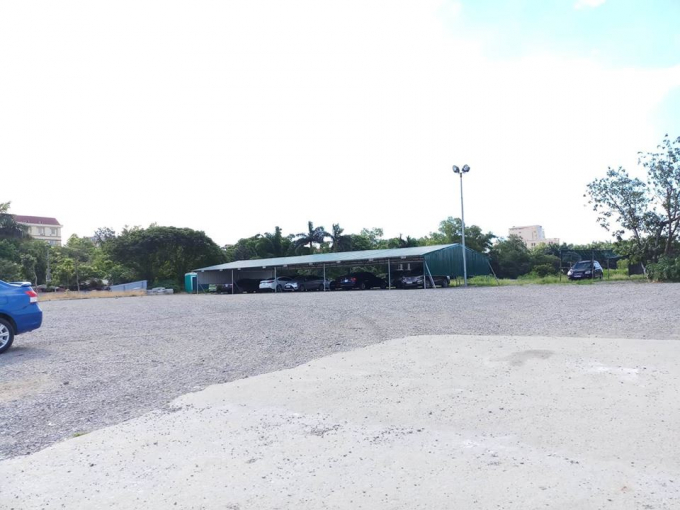 Nhiều l&aacute;n tạm mục đ&iacute;ch tr&ocirc;ng giữ xe tại khu dự &aacute;n Đại học Mỏ - Địa chất mở rộng.