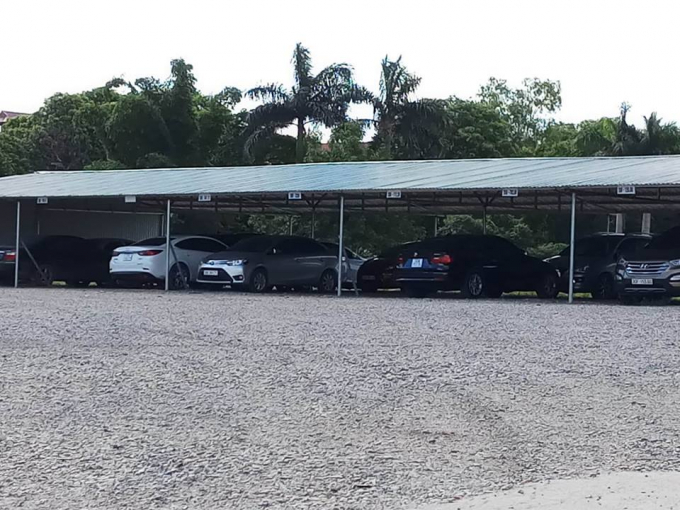 Nhiều xe được tr&ocirc;ng giữ trong thời gian d&agrave;i.