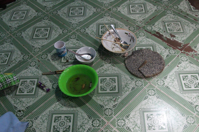 Ch&eacute;n dĩa m&agrave; nạn nh&acirc;n v&agrave; hung thủ d&ugrave;ng để nhậu.