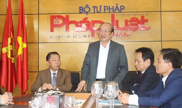Thứ trưởng Bộ Tư ph&aacute;p Phan Ch&iacute; Hiếu ph&aacute;t biểu trong một lần đến thăm B&aacute;o PLVN