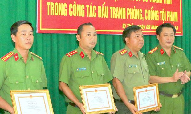 Nhiều tập thể v&agrave; c&aacute; nh&acirc;n được l&atilde;nh đạo địa phương, l&atilde;nh đạo ng&agrave;nh C&ocirc;ng an khen thưởng.