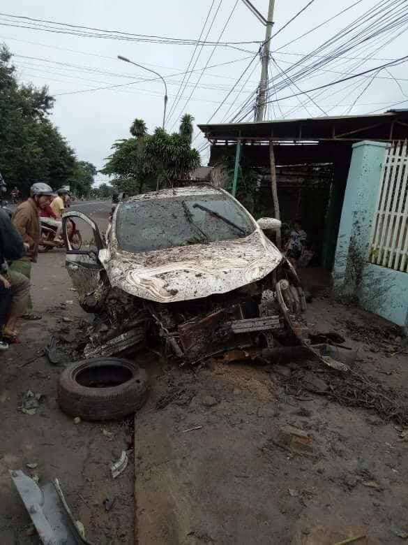 Xe &ocirc; t&ocirc; bị hư hỏng nặng sau khi t&ocirc;ng sập cổng nh&agrave; d&acirc;n.