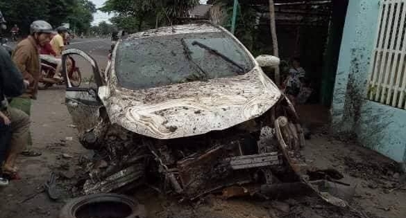 Đắk Lắk: Xe ô tô mất lái tông sập cổng nhà dân lúc rạng sáng khiến 4 người bị thương