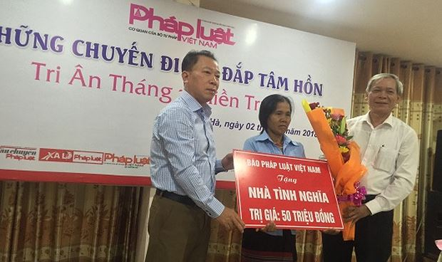 Tổng Bi&ecirc;n tập Đ&agrave;o Văn Hội (tr&aacute;i) tặng nh&agrave; t&igrave;nh nghĩa cho hộ gia đ&igrave;nh c&oacute; ho&agrave;n cảnh kh&oacute; khăn tại Thừa Thi&ecirc;n &ndash; Huế.