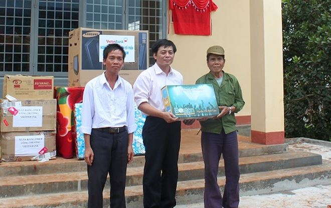 Ph&oacute; Tổng Bi&ecirc;n tập Vũ Ho&agrave;ng Diệp (giữa) tặng qu&agrave; cho đồng b&agrave;o c&oacute; ho&agrave;n cảnh kh&oacute; khăn