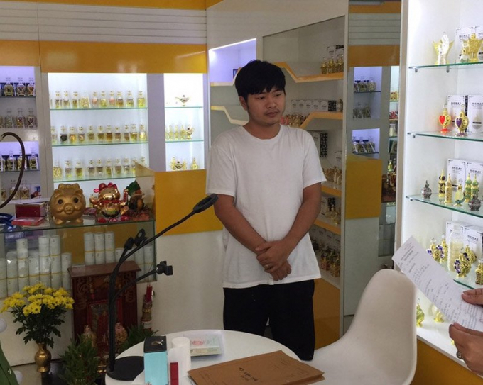 Trần Đ&ocirc;ng Ca, em ruột Trinh, bị Trinh l&ocirc;i k&eacute;o trở th&agrave;nh mắt x&iacute;ch quan trọng trong hệ thống cờ bạc qua trang mạng m88gin.com.