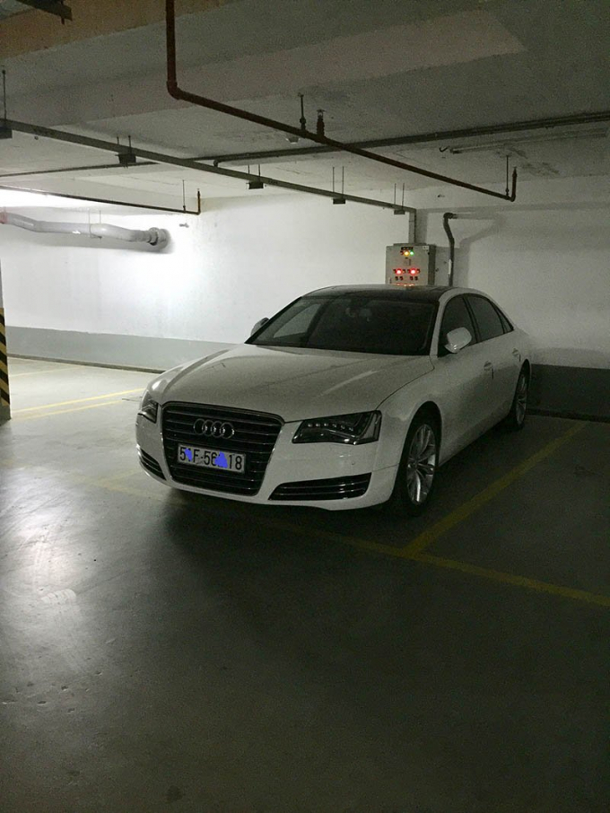 1 xe Audi bị tạm giữ khi Bộ C&ocirc;ng an triệt ph&aacute; hệ thống cờ bạc cực khủng.