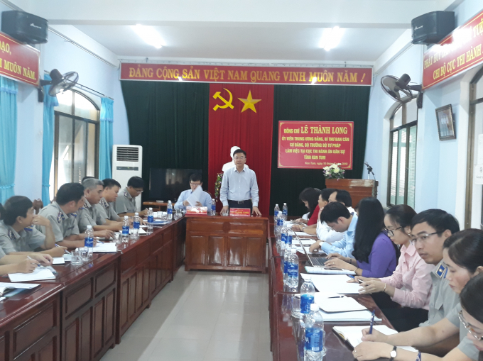 Bộ trưởng L&ecirc; Th&agrave;nh Long ph&aacute;t biểu &yacute; kiến kết luận buổi l&agrave;m việc tại Cục THADS tỉnh Kon Tum.