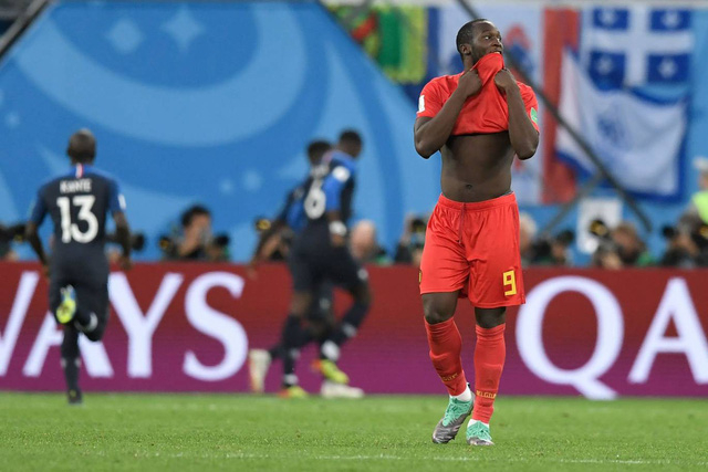 Nỗi buồn của Lukaku, tiền đạo người Bỉ ghi bốn b&agrave;n ở World Cup 2018 cho đến hiện tại nhưng ở trận n&agrave;y anh bị h&agrave;ng thủ Ph&aacute;p k&egrave;m chặt