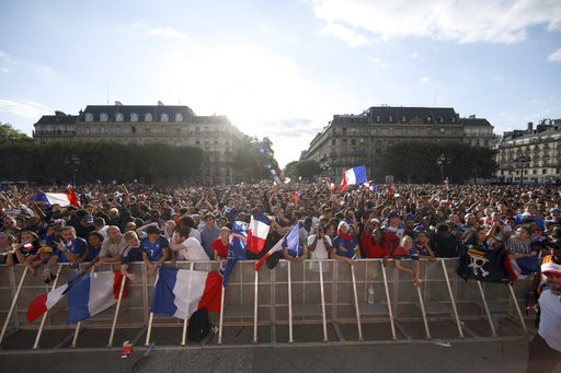 C&aacute;c cổ động vi&ecirc;n Ph&aacute;p tập trung ở t&ograve;a thị ch&iacute;nh tại Paris theo d&otilde;i trận b&aacute;n kết 1 World Cup 2018