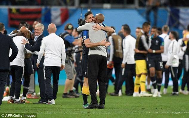 Huyền thoại người Ph&aacute;p chia sẻ niềm vui với đ&agrave;n em Giroud