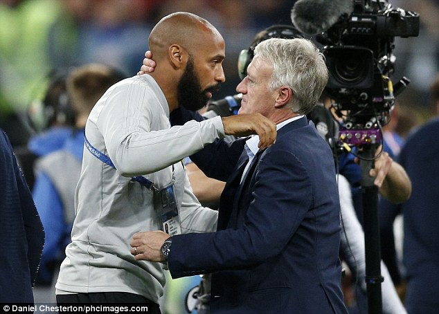 Thierry Henry &ocirc;m h&ocirc;n th&acirc;n mật với đồng đội cũ Didier Deschamps