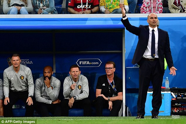 Henry v&agrave; HLV Martinez &acirc;u lo v&agrave; thất vọng, khi Bỉ kh&ocirc;ng thể ho&agrave;n tất giấc mơ v&agrave;o chung kết World Cup 2018