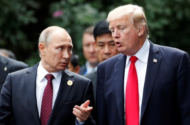 Tổng thống Trump v&agrave; Tổng thống Putin trong cuộc gặp tại Việt Nam năm 2017 (Ảnh: Reuters)
