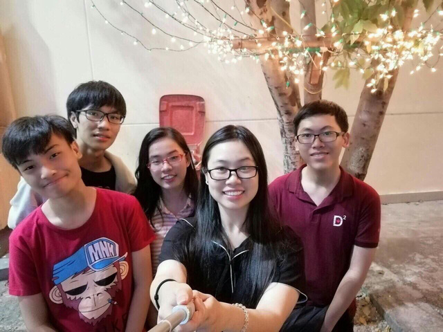 Nguyễn Trần C&ocirc;ng Đạt (ngo&agrave;i c&ugrave;ng b&ecirc;n phải) cho biết em rất &iacute;t chụp ảnh. Đ&acirc;y l&agrave; một trong những tấm hiếm hoi Đạt chụp c&ugrave;ng bạn b&egrave;. (Ảnh: NVCC)