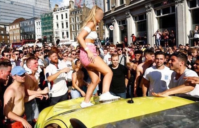 H&igrave;nh ảnh những fan qu&aacute; kh&iacute;ch nhảy m&uacute;a tr&ecirc;n mui một chiếc xe cứu thương, khiến mui xe r&uacute;m r&oacute;, k&iacute;nh xe rạn nứt, đ&atilde; gặp phải sự chỉ tr&iacute;ch dữ dội từ dư luận.