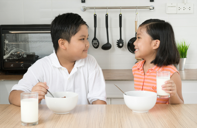 D&ugrave;ng sữa trong bữa s&aacute;ng sẽ gi&uacute;p hấp thụ trọn vẹn gi&aacute; trị dinh dưỡng vốn c&oacute; của sữa.