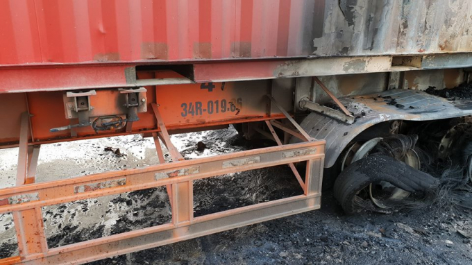 Ch&ugrave;m ảnh vụ tai nạn xe giường nằm v&agrave; xe container ch&aacute;y trơ khung tr&ecirc;n đường v&agrave;nh đai 3