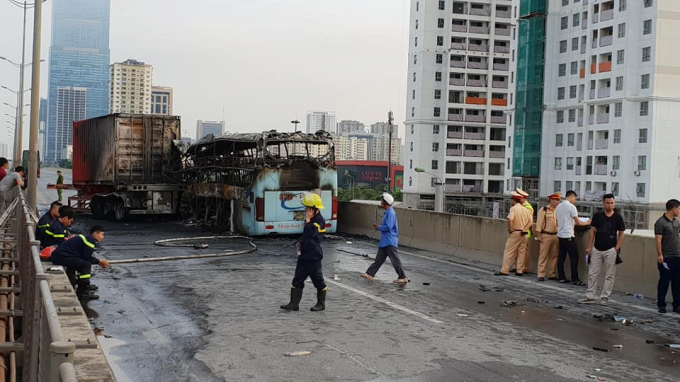 Lực lượng c&oacute; mặt ngay sau khi xảy ra ch&aacute;y, nhưng ngọn lửa ch&aacute;y qu&aacute; nhanh n&ecirc;n kh&ocirc;ng thể cứu được t&agrave;i sản của người l&aacute;i xe.