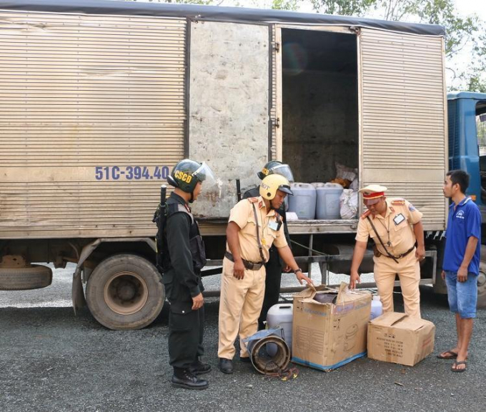 Xe chở chất thải nguy hại kh&ocirc;ng r&otilde; nguồn gốc tr&ecirc;n đường đi ti&ecirc;u thụ th&igrave; bị lực lượng chức năng ph&aacute;t hiện.(Ảnh do cơ quan C&ocirc;ng an cung cấp)