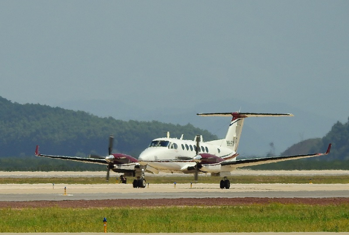 Chiếc King Air 350 phản lực c&aacute;nh quạt 2 động cơ loại nhỏ, c&oacute; sức chở tối đa 11 người, được sản xuất bởi Beech Aircraft Corporaton (Mỹ) c&oacute; chuyện hạ c&aacute;nh đầu ti&ecirc;n xuống c&agrave;ng h&agrave;ng kh&ocirc;ng quốc tế V&acirc;n Đồn.