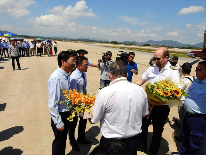 Cận cảnh chuyến bay đầu ti&ecirc;n hạ c&aacute;nh xuống Cảng h&agrave;ng kh&ocirc;ng quốc tế V&acirc;n Đồn