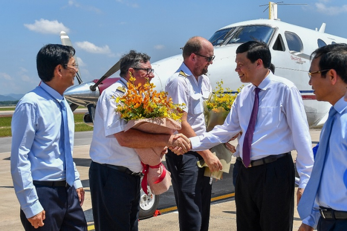 L&atilde;nh đạo tỉnh Quảng Ninh tặng hoa phi c&ocirc;ng ho&agrave;n th&agrave;nh chuyến bay đầu ti&ecirc;n hạ c&aacute;nh xuống s&acirc;n bay V&acirc;n Đồn.