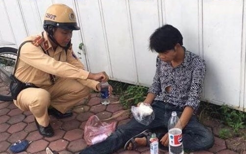 Người đàn ông bất tỉnh trên đường được CSGT giúp đỡ