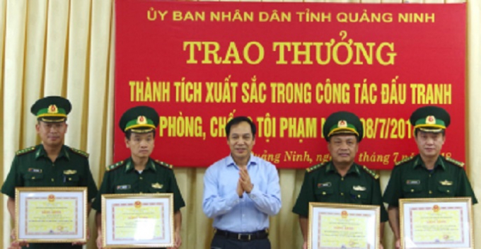 L&atilde;nh đạo tỉnh Quảng Ninh trao Bằng khen cho c&aacute;c c&aacute; nh&acirc;n c&oacute; th&agrave;nh t&iacute;ch xuất sắc.