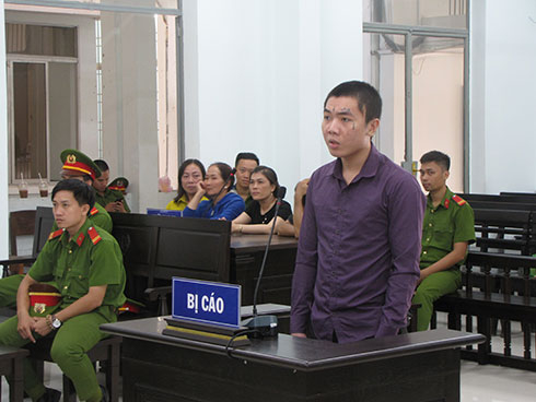 Bị c&aacute;o Nguyễn Quốc Kh&aacute;nh tại phi&ecirc;n t&ograve;a. ( Ảnh: b&aacute;o Kh&aacute;nh H&ograve;a)