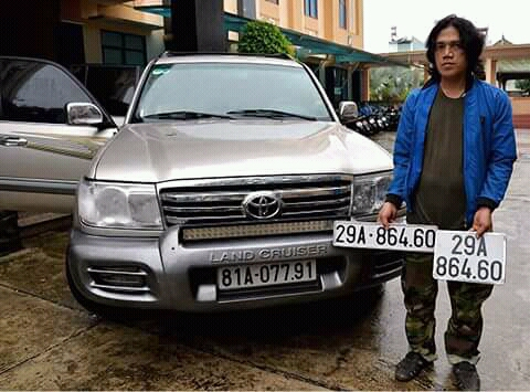 Một trong 2 đối tượng bị bắt giữ.