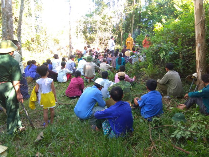 B&agrave; con x&atilde; Trường Lộc c&ugrave;ng sư thầy ph&aacute;t quang nền đất cũ để dựng ch&ugrave;a Gia Hưng.