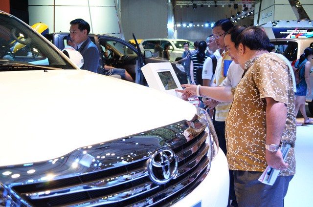 Doanh số b&aacute;n xe trong nước tăng nhẹ, xe nhập giảm rất mạnh