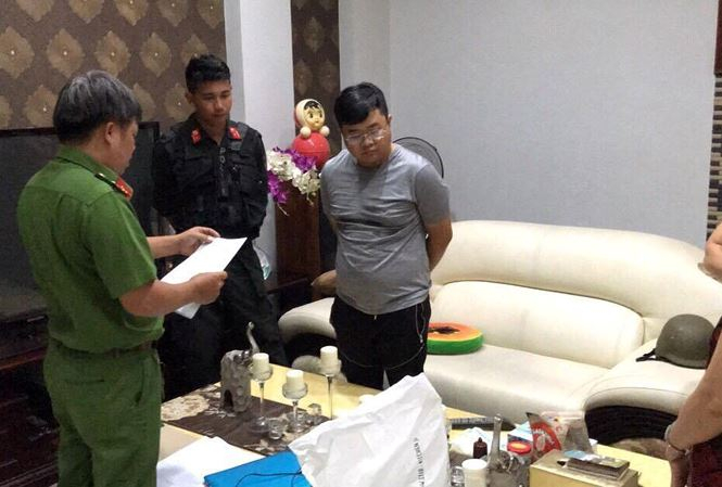 C&ocirc;ng an đọc lệnh bắt một đối tượng trong nh&oacute;m của B&igrave;nh.