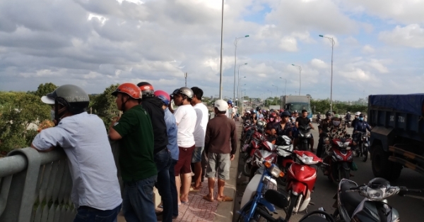 TP HCM: Cứu kịp thời người đàn ông nhảy cầu tự tử