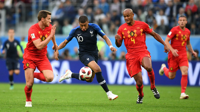 Mbappe g&acirc;y ra nhiều kh&oacute; khăn cho h&agrave;ng thủ Bỉ