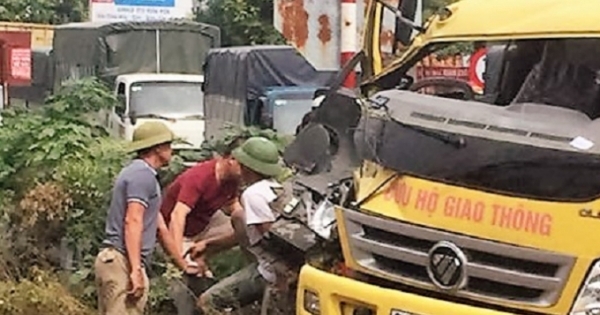 Hưng Yên: Tàu hỏa húc tung xe cứu hộ, tài xế may mắn thoát chết