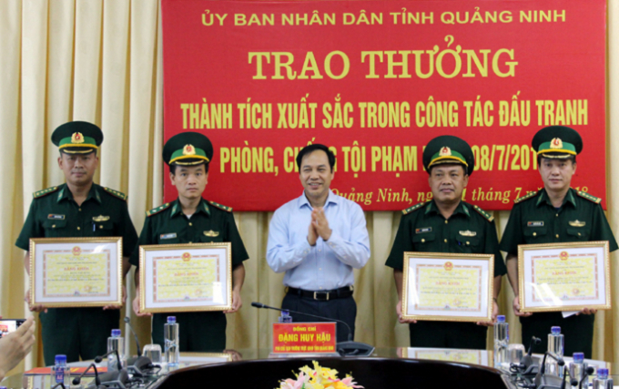 &Ocirc;ng Đặng Huy Hậu, Ph&oacute; Chủ tịch Thường trực UBND tỉnh tặng Bằng khen của UBND tỉnh cho 02 tập thể, 02 c&aacute; nh&acirc;n thuộc Bộ đội Bi&ecirc;n ph&ograve;ng tỉnh.