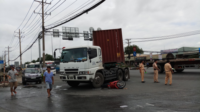 Chiếc container &ocirc;m cua va chạm với xe m&aacute;y của hai vợ chồng.