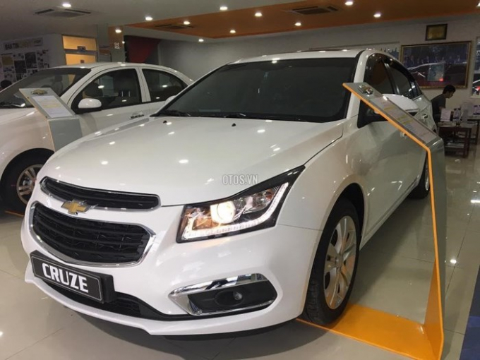 Ph&acirc;n kh&uacute;c xe hạng C: Honda Civic 'đổi đời', Chevrolet Cruze tuột dốc