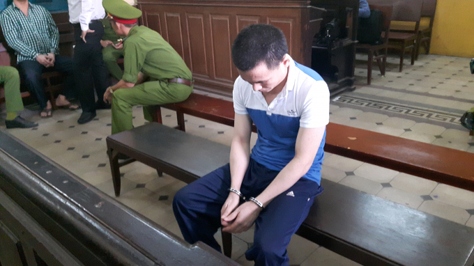 Ảnh bị c&aacute;o B&igrave;nh tại phi&ecirc;n t&ograve;a.